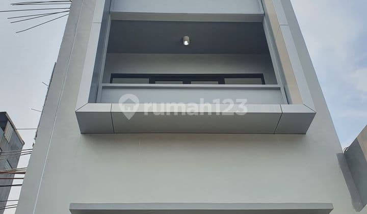 Brand New 3.5-Story Shop located in West Cengkareng, Suitable for Business