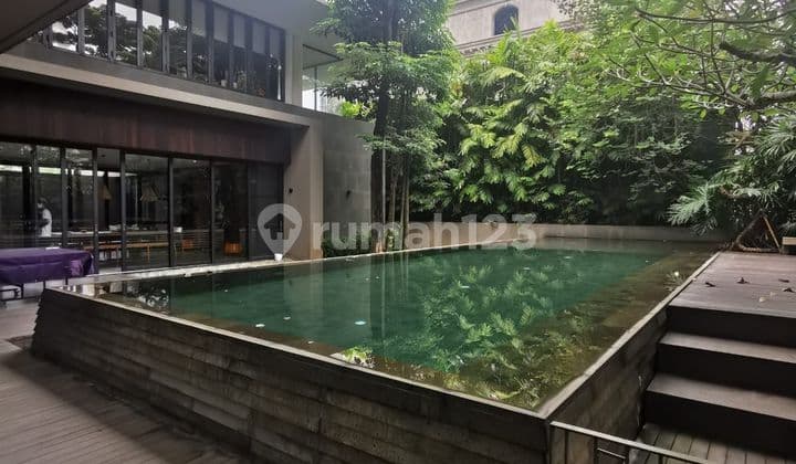 Dijual Rumah Mewah dengan Sentuhan Batu Alam dan Kayu Ulin