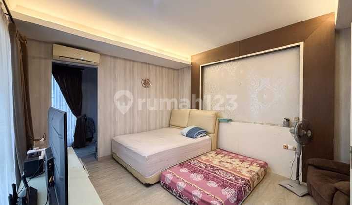 Rumah Olivia rapi siap huni, depan taman hadap selatan