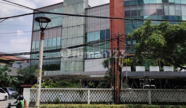 Gedung Lokasi Bagus, Tidak Banjir Di Pusat Kota