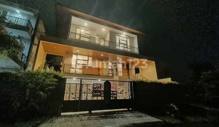 RUMAH 2 LANTAI DEPAN GREEN AREA VIEW PEGUNUNGAN DI SENTUL CITY