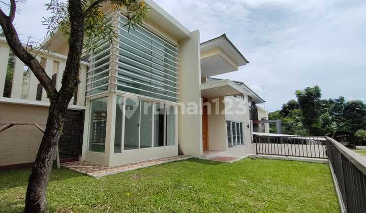 RUMAH DI CLUSTER TERDEPAN SENTUL CITY DENGAN HALAMAN LUAS