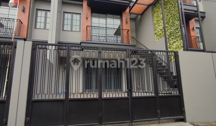 Rumah di Jl. Cilandak 3 Lantai SHM Kondisi Baru Hadap Timur