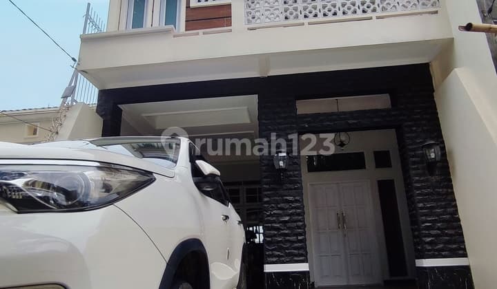 Rumah di Megapolitan Cinere 3 Lantai SHM, Baru, hadap Selatan