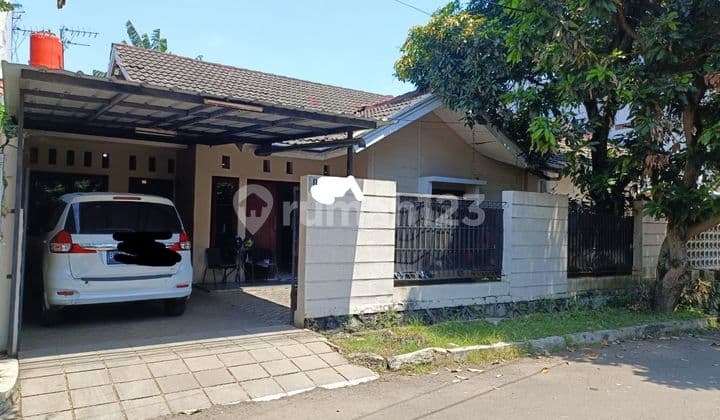 Rumah di Wisma Cakra 2 Lantai, lokasi Bagus, hadap Timur