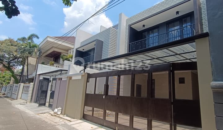 Tebet Rumah 3 Lantai, Siap Huni, Strategis, SHM,