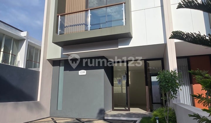 Jarang Ada Rumah 3Lt Attic In&Outdoor di Pusat Kota Sidoarjo