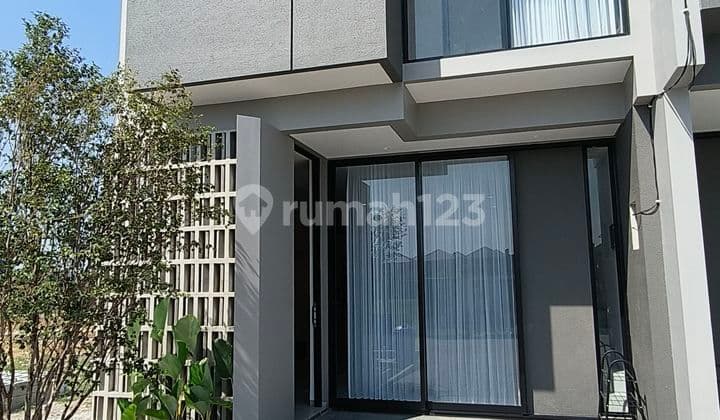 Luxurious 2-Story House 3 Bedrooms Strategically Located Near Juanda Airport Sby