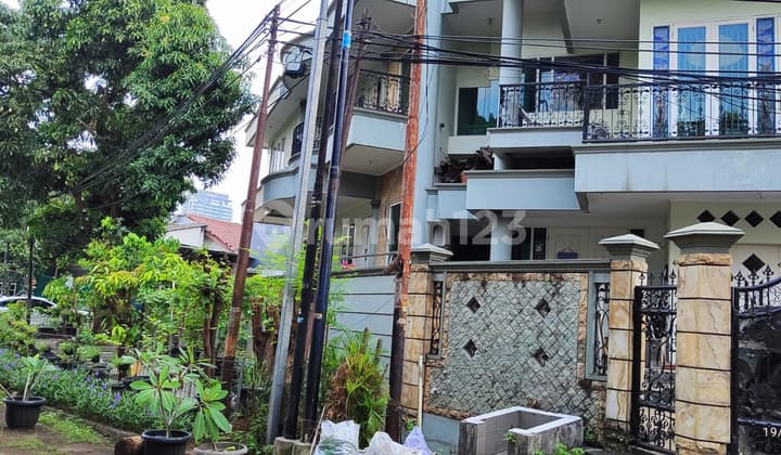 Semi-Furnished House with SHM - Freehold Certificate in Taman Kedoya Permai, Kedoya