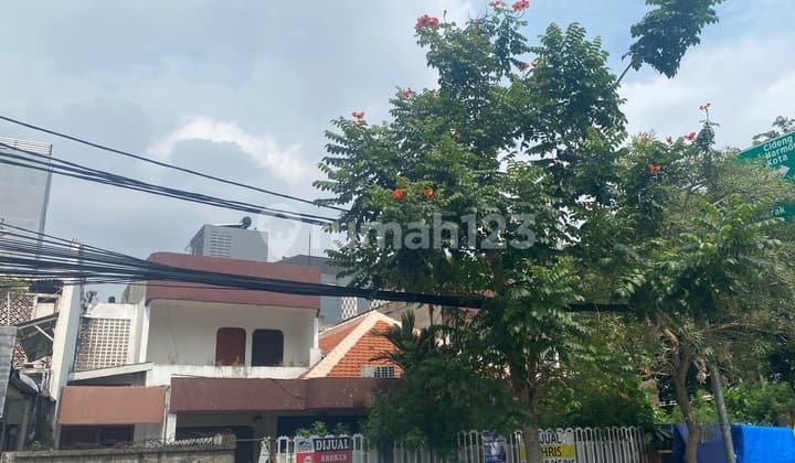 Di Jual Rumah Hitung Tanah di Tomang Lokasi Komersil SHM