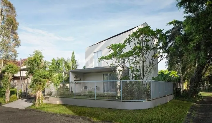 Villa Serpong Luas 300M - Ada Cabin Backyard, Harga Nego di Bawah Pasar
