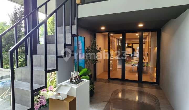 Rumah Cantik Minimalis.3 Lantai dengan High Ceiling di Kawasan Serpong