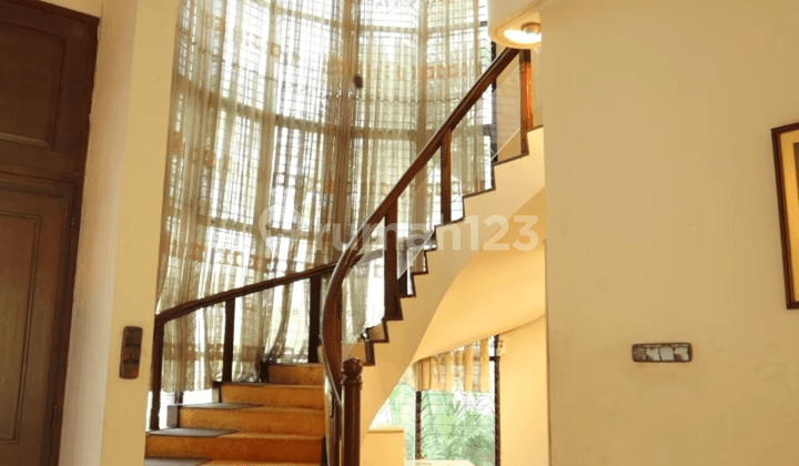 Dijual Rumah di Jl. Kusumaatmaja, Menteng - Jakarta Pusat. Terletak di Kawasan Menteng yang Sangat Prime, Prestisius, dan Strategis di Pusat Jakarta.