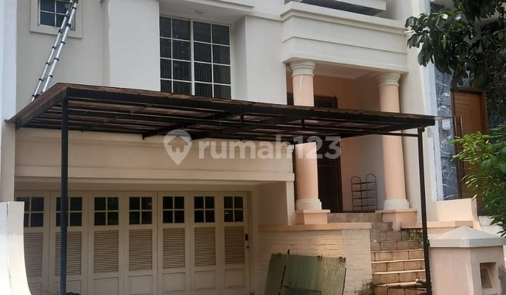 Kenari Golf Raya Rumah 2,5 Lantai 8X18 Furnisned Siap Disewakan