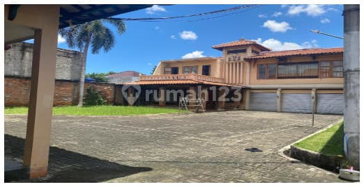 Large House in Kebayoran Lama, Land Area 2,431, Spacious Yard, Prime Location