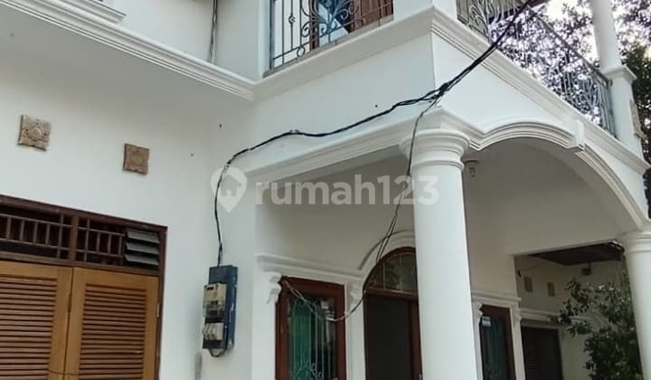 Rumah Sewa 2 LT di Kebayoran Baru Strategis