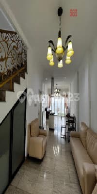 Rumah Sewa 3 Lantai Pondok Indah Terawat