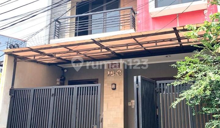 Rumah 2 Lantai Dekat Roxy Mas