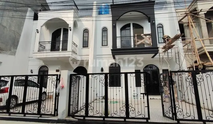 American Classic Modern House at Twin Kembar Wing