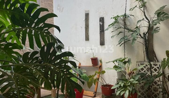 Rumah 2 Lantai Bagus Semi Furnished di Setra Murni, Bandung