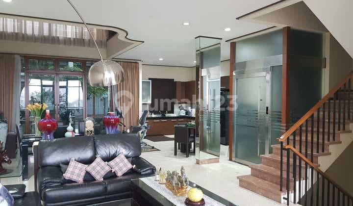 Rumah 3 Lantai Bagus Semi Furnished di Setra Duta, Bandung