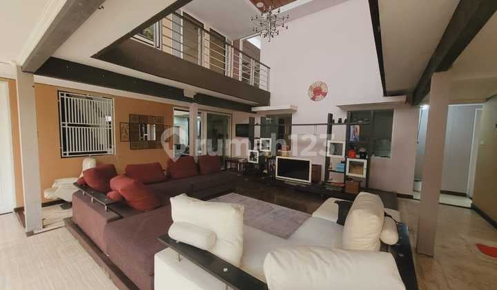 Turun Harga Rumah 2,5 Lantai Bagus di Setra Duta, Bandung