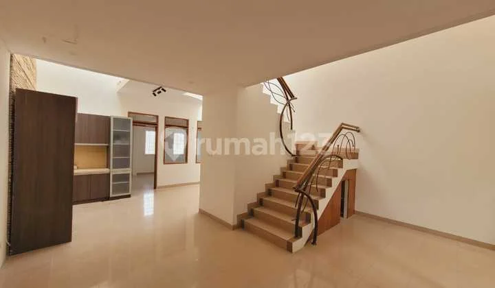 Rumah 2 Lantai Bagus di Setra Duta, Bandung