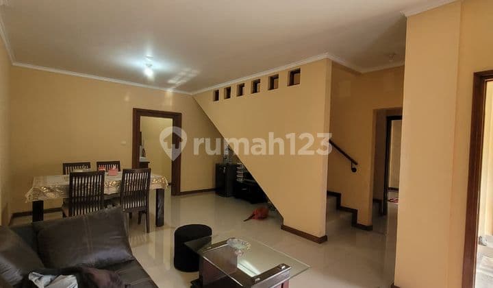 Rumah 3 Lantai Bagus di Sayap Riau, Bandung