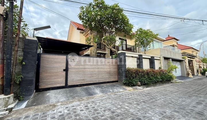 Hunian Tropical Modern di Renon - Halaman Luas & Private Pool