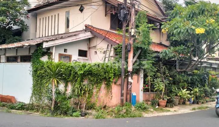 2.5 Story House in Cipete, South Jakarta, Strategic Corner Position 2.5 Story House in Cipete, South Jakarta, Strategic Corner Position