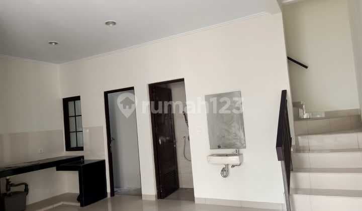 Rumah 2 Lantai di Green Village Cipondoh Siap Huni