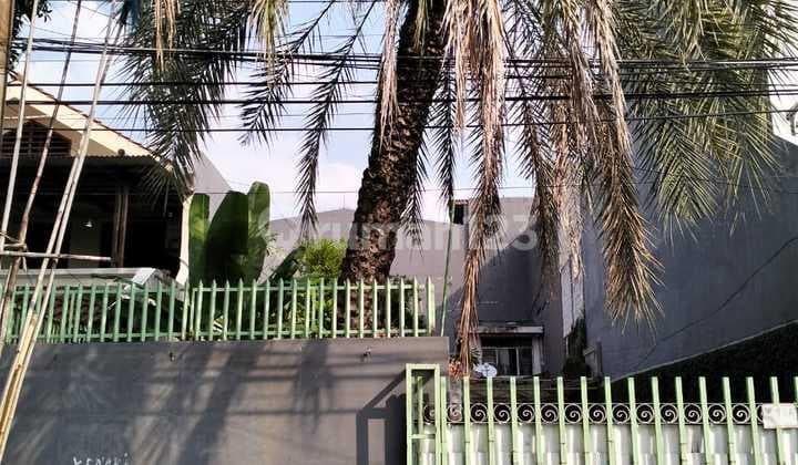 Ready-to-Occupy House in Kemangisan Ilir, Strategic Location, Negotiable