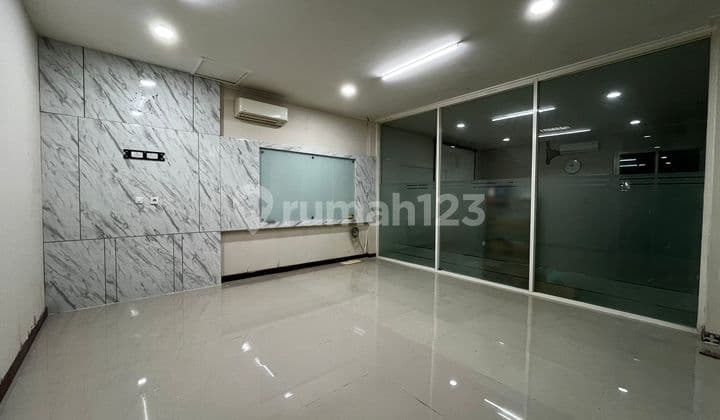 Ruko 2 Jejer di Klampis Jaya Surabaya, Jarang Ada