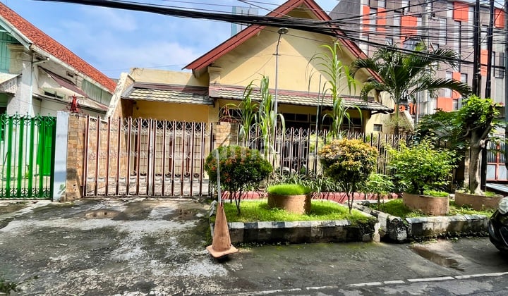 Rumah dijual di Jalan Sumatra pusat kota Surabaya