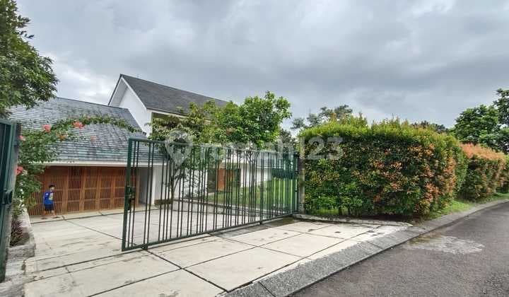 Rumah Villa Halaman Luas Posisi Hook Belakang Green Area