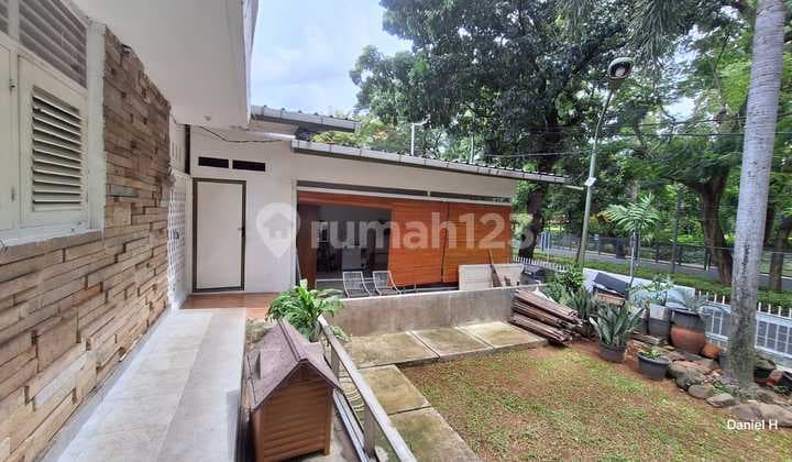 Ruang Usaha untuk Barber Shop dan Florist di Tebet Barat