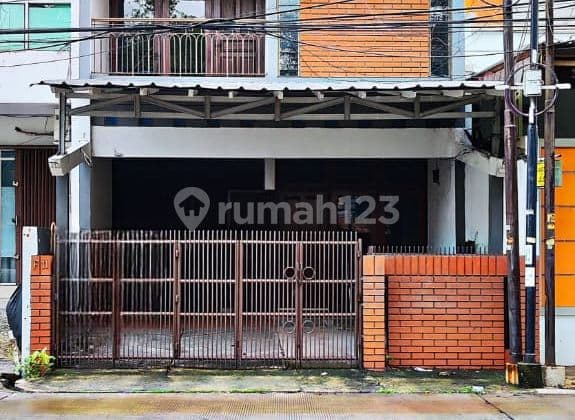 Rumah 3 Lantai Pinggir Jalan SHM di BCS Kelapa Gading