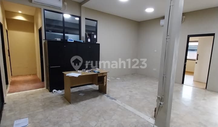 Kebayoran U/Bulan April , Cocok untuk Usaha, Berkantor, Sudah.disekat 6 Kamar