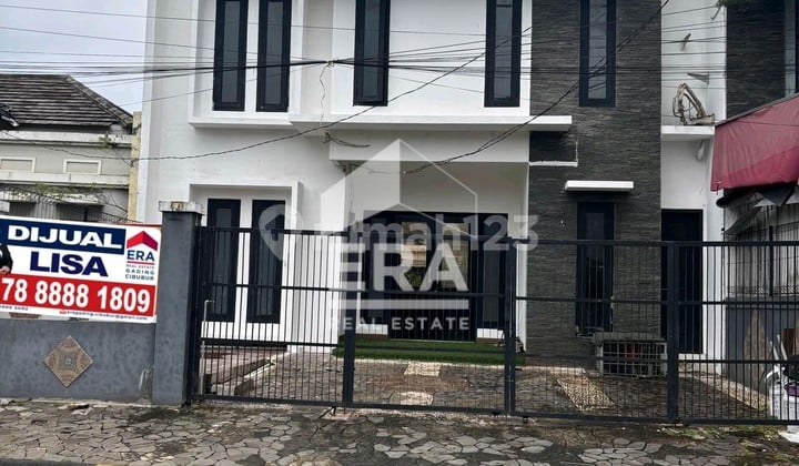 For Quick Sale: 3-Story Ready-to-Live House on Jl Boulevard Raya, Cibubur Country Cikeas, Bogor. Strategic Location by the Road, Suitable for Complex Living and Business.