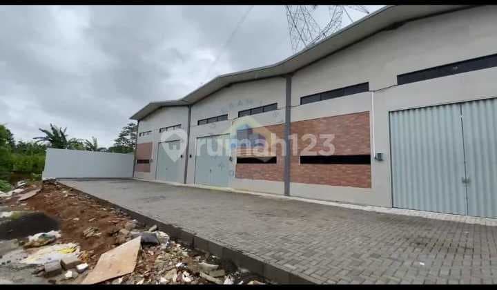 Warehouse for Rent in Tangerang with Office and Fuso Truck Access.