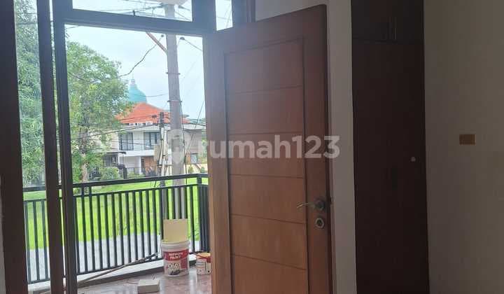 Di Jual Rumah Cantik Depan Taman di Taman Surya. Jakarta Barat
