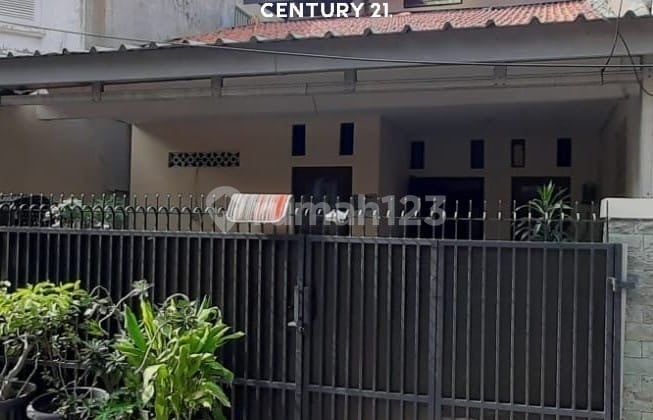 2-Story House in a Very Strategic Location in Rawamangun