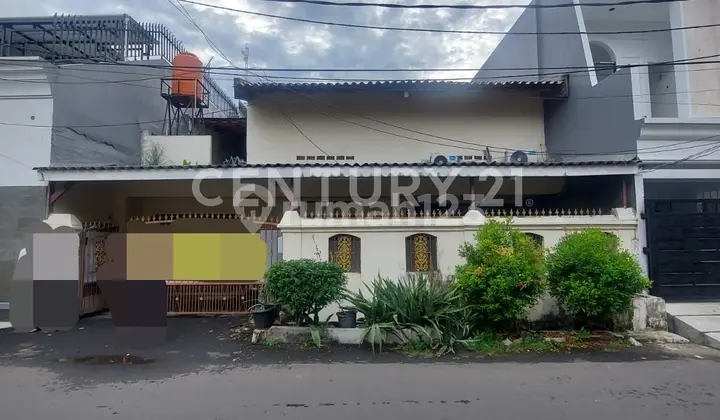 Old House in a Complex in Pulo Asem Near LRT