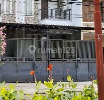 Rumah Bagus 3 Lantai Di Jelambar.