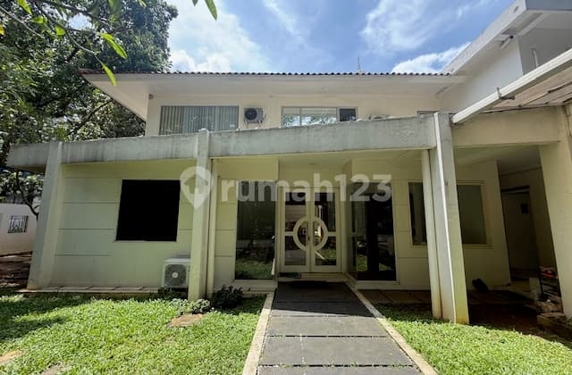 Corner House Position 9 Rooms Senayan Kebayoran South Jakarta