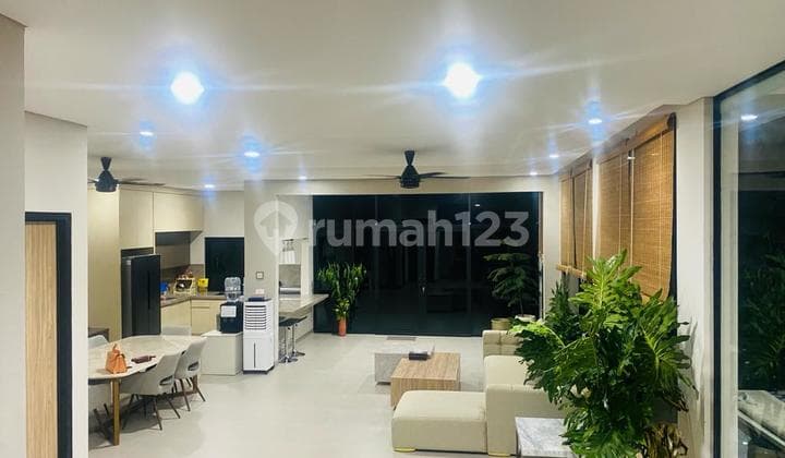 Kebayoran Baru House. Land 425/Building 300. 2 Bedrooms. 2 Bathrooms. Freehold Title. Price 10 Billion.