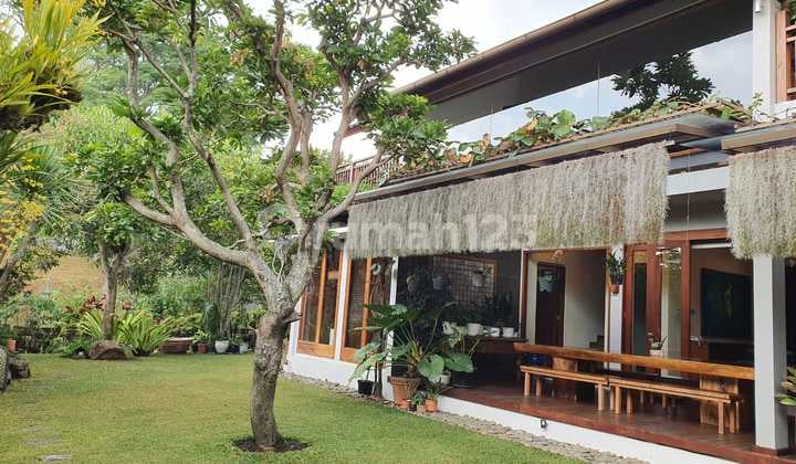 Dijual Rumah Nyaman dengan Kebun Luas di Dago Pakar, Bandung