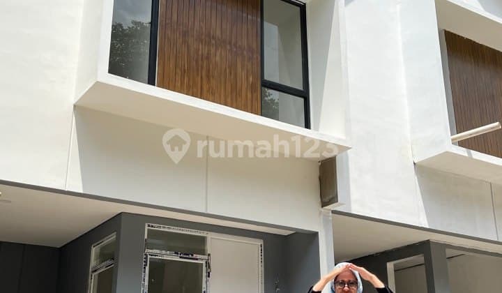 RUMAH 2 LANTAI PILIHAN LINGKUNGAN AMAN DAN NYAMAN