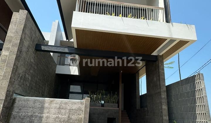 Villa Modern View Sawah, Dalam Cluster di Kawasan Pusat Pariwisata Bali, One Gate System dan Siap Huni