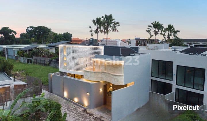 Tiga Kamar Tidur Villa Mewah dengan Kolam Renang dan Jacuzzi di Canggu